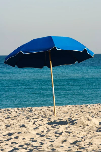 Ombrellone Sulla Spiaggia Sabbiosa Del Mare — Foto Stock