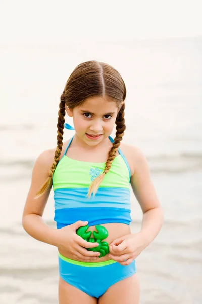 Porträt Eines Mädchens Das Strand Steht Und Ein Spielzeug Hält — Stockfoto