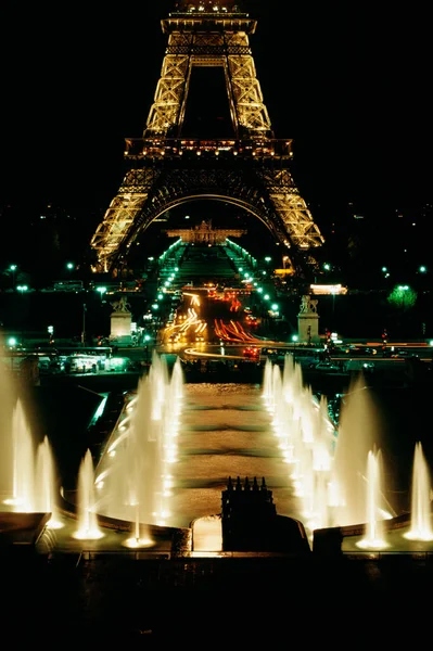 フランスの照明噴水とエッフェル塔の印象的な景色 — ストック写真