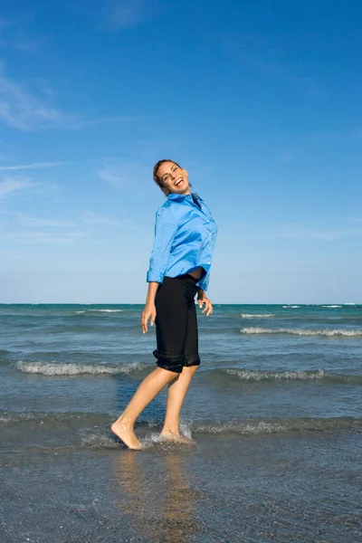 Young Woman Blue Dress Walking Beach — Stock Photo, Image