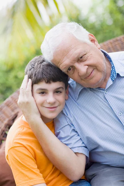 Abuelo Nieto Sentado Banco — Foto de Stock