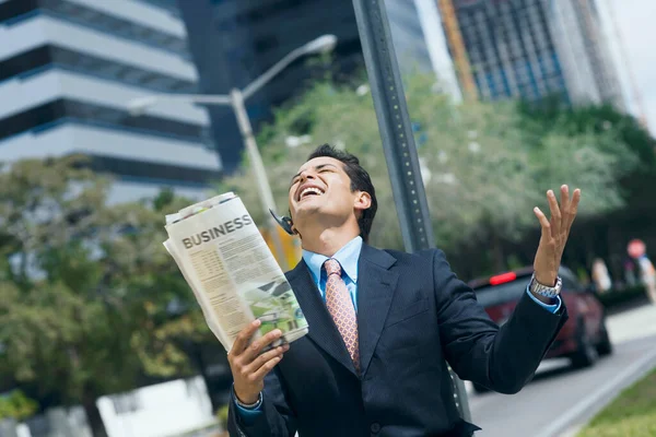 Retrato Joven Empresario Con Una Taza Café Periódico — Foto de Stock