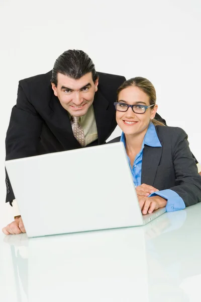 Gente Negocios Trabajando Con Ordenador Portátil Sonriendo — Foto de Stock
