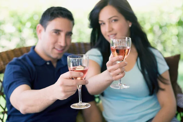 Paar Toasten Met Wijnglazen Champagne Drinken — Stockfoto