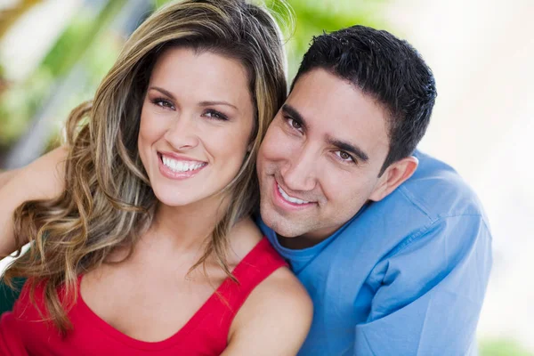 Retrato Casal Com Uma Jovem Mulher — Fotografia de Stock