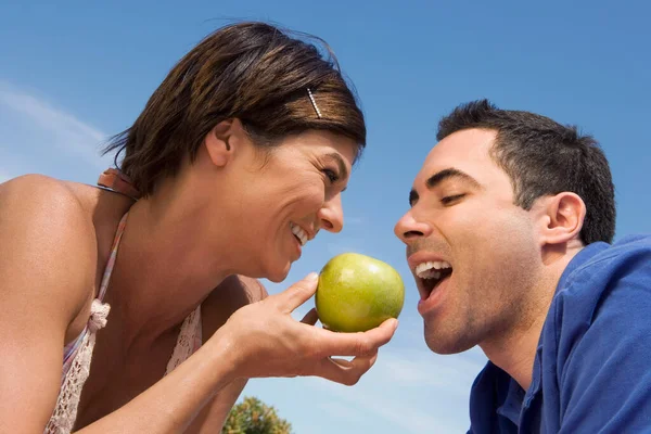 Pareja Comiendo Frutas Verduras —  Fotos de Stock