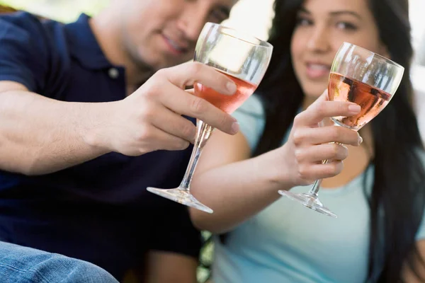 Jong Paar Toasten Met Wijnglazen Champagne Drinken — Stockfoto