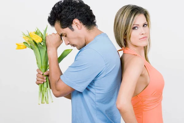 Pareja Sosteniendo Una Flor — Foto de Stock