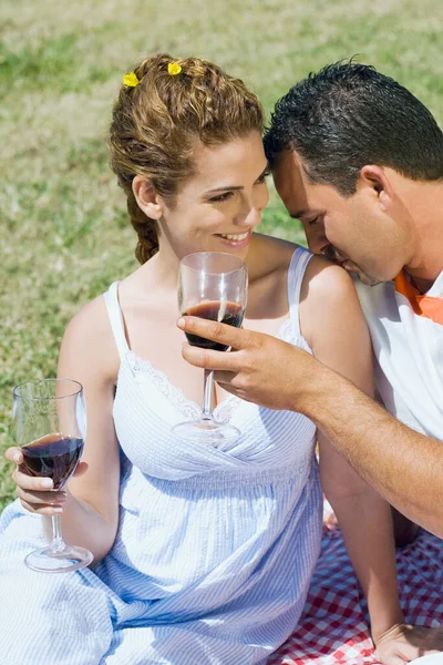 Casal Apaixonado Beber Vinho — Fotografia de Stock