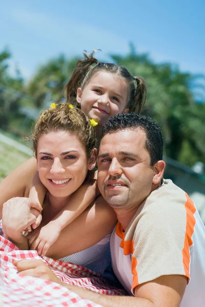 Retrato Familia Feliz Divirtiéndose Playa — Foto de Stock