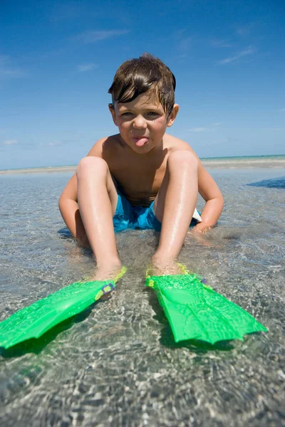 Niño Con Una Tabla Surf Playa — Foto de Stock