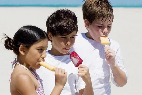 Dvě Děti Jedí Zmrzlinu Pláži — Stock fotografie