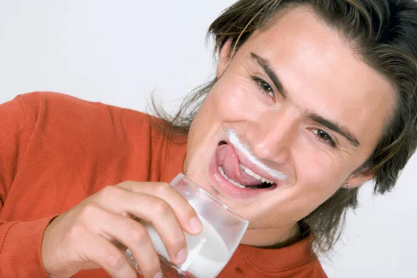 Joven Bebiendo Vaso Leche — Foto de Stock