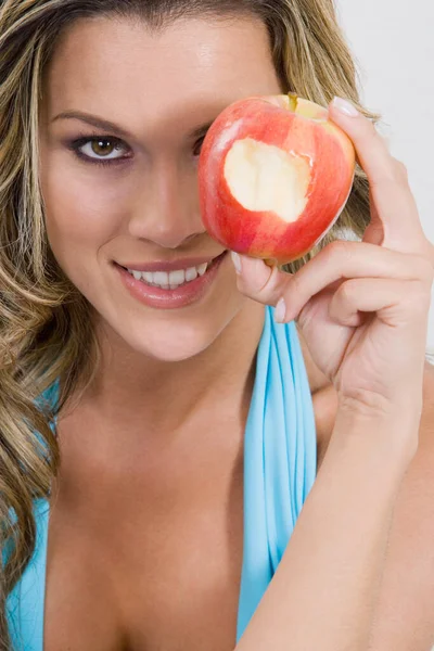 Retrato Una Joven Sosteniendo Una Manzana Roja — Foto de Stock