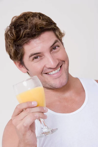 Portret Van Een Lachende Man Met Een Glas Sinaasappelsap — Stockfoto