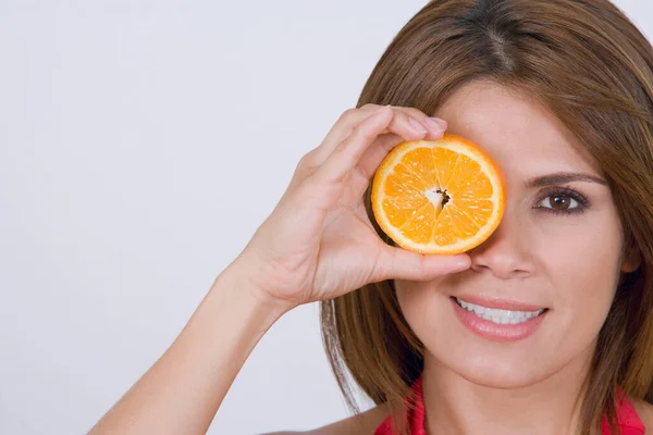 Portrait Une Belle Jeune Femme Aux Fruits Orange — Photo