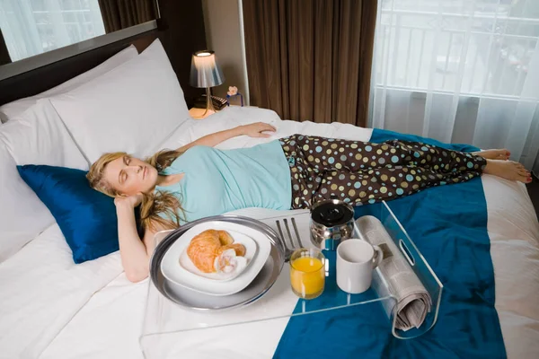 Giovane Donna Letto Con Colazione Mattino — Foto Stock