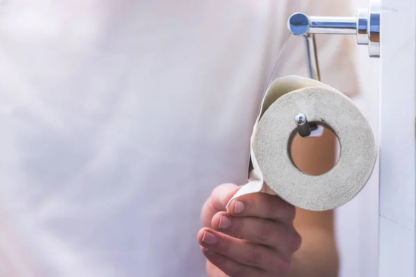 Donna Accappatoio Bianco Con Carta Igienica Sul Lavandino Del Bagno — Foto Stock