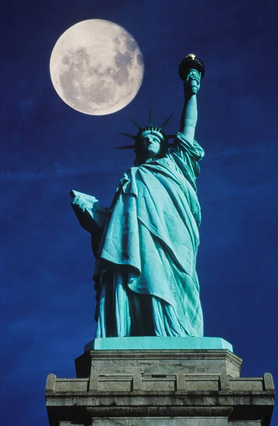 Veduta Angolo Basso Una Statua Statua Della Libertà New York — Foto Stock