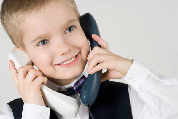 Portrét Roztomilého Chlapečka Mluvícího Telefonu — Stock fotografie