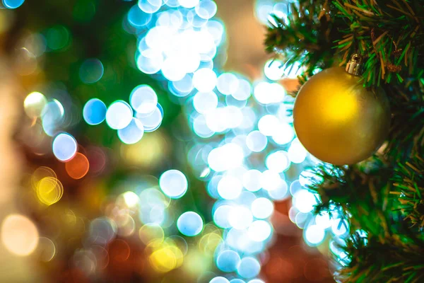 Enfoque Selectivo Árbol Navidad Con Bola Oro Navideño Luces Con —  Fotos de Stock