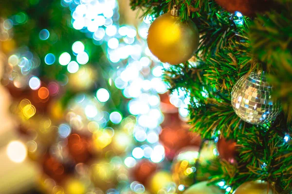 Selektive Fokus Weihnachtsbaum Mit Urlaub Silberne Discokugeln Und Goldkugel Und — Stockfoto