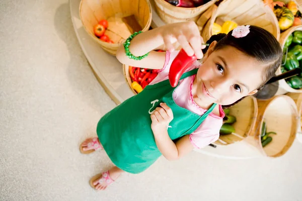 Vista Gran Angular Una Niña Que Tiene Una Pimienta Niño —  Fotos de Stock