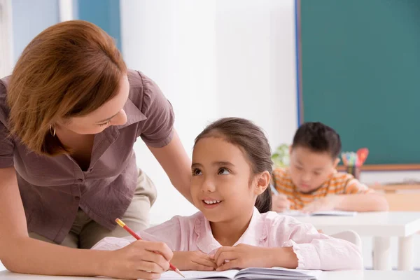 かわいい女の子が家でノートに書く — ストック写真