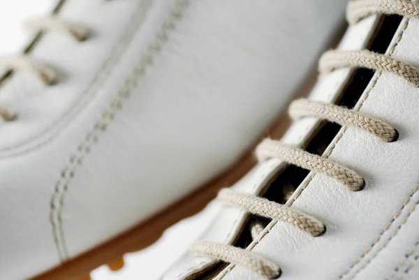 Close Van Een Paar Witte Sneakers Een Houten Vloer — Stockfoto