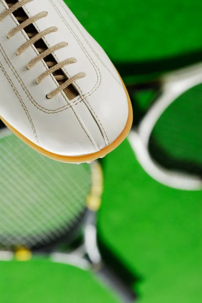 Hoge Hoek Uitzicht Een Sportschoen Met Twee Tennisrackets — Stockfoto