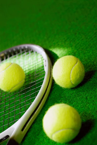 Cerca Tres Pistas Tenis Una Raqueta Tenis — Foto de Stock