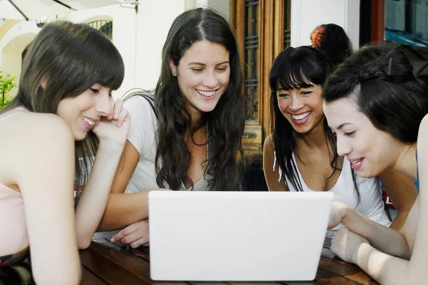 Gruppe Von Freunden Sitzt Auf Einer Bank Und Lächelt — Stockfoto