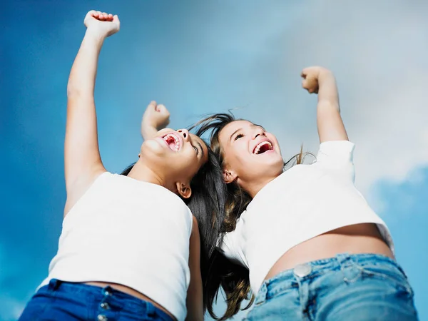 Twee Jonge Meisjes Plezier Het Strand — Stockfoto