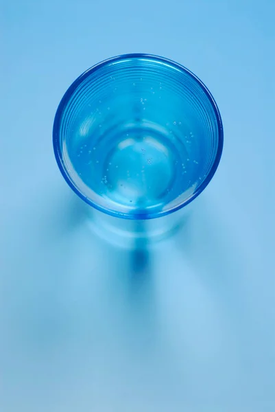 Blaues Wasser Einem Glas Auf Weißem Hintergrund — Stockfoto