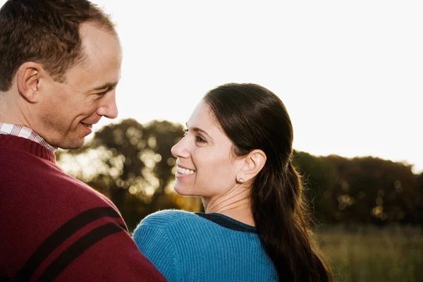 Pareja Enamorada Aire Libre —  Fotos de Stock