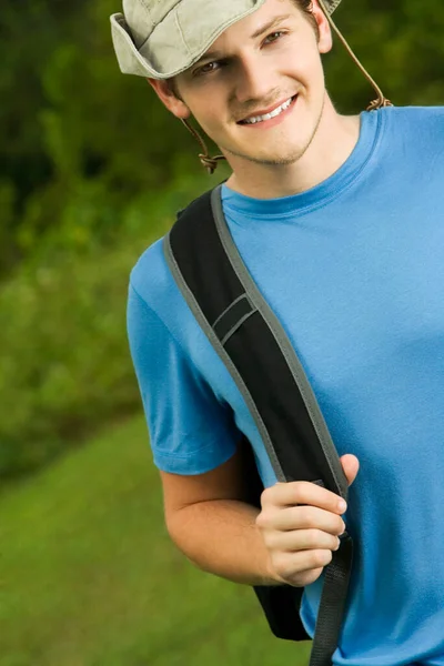 Junger Mann Mit Rucksack Freien — Stockfoto