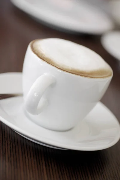 Tahta Masada Beyaz Bir Fincan Kahve — Stok fotoğraf