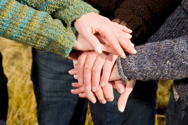 Mani Una Giovane Coppia Che Tiene Cuore — Foto Stock