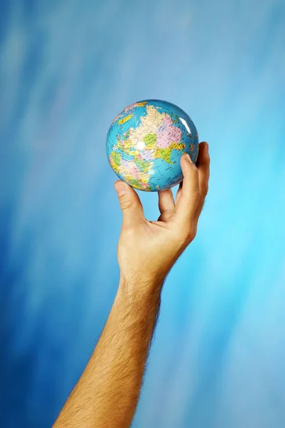 Hand Houden Van Een Globe Een Blauwe Achtergrond — Stockfoto