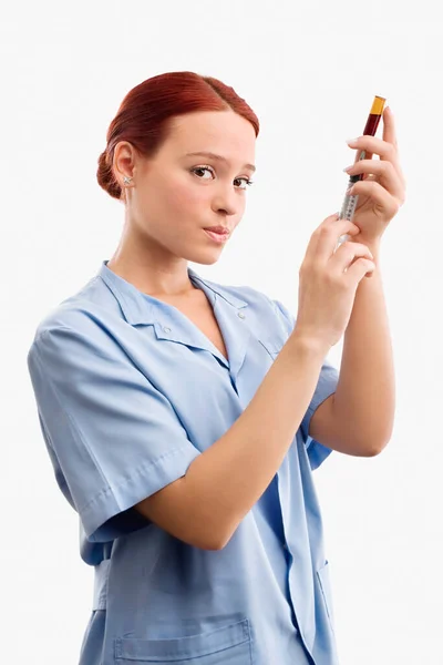 Junge Ärztin Mit Stethoskop Und Spritze Auf Weißem Hintergrund — Stockfoto