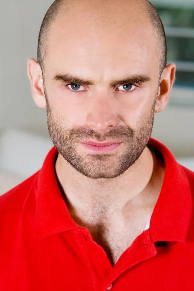 Retrato Joven Guapo Con Una Camisa Roja —  Fotos de Stock