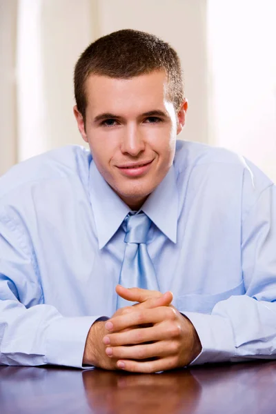 Retrato Jovem Homem Negócios Uma Camisa Branca Gravata — Fotografia de Stock