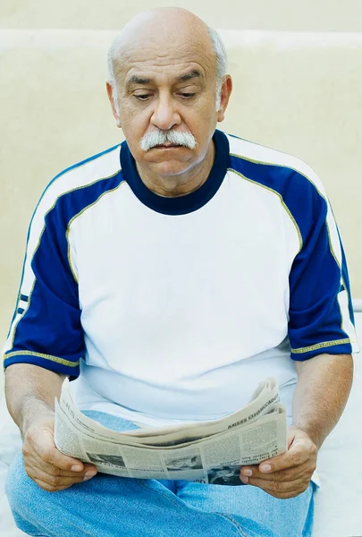 Hombre Mayor Sentado Sofá Mirando Cámara — Foto de Stock