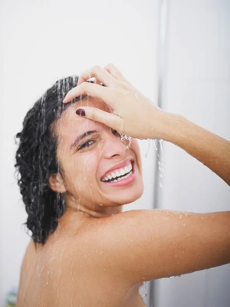 Jovem Mulher Bonita Lavar Rosto Com Chuveiro Banheiro — Fotografia de Stock