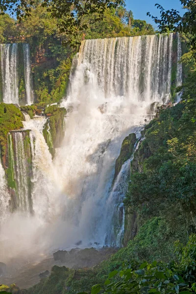アルゼンチンのイグアス滝国立公園の熱帯の晴れた日のカラフルな滝 — ストック写真