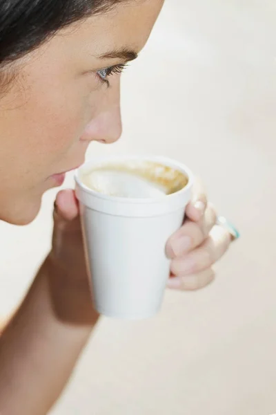 Женщина Чашкой Кофе — стоковое фото