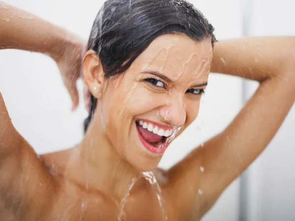 浴室でシャワーを浴びている若い女性の肖像画です — ストック写真