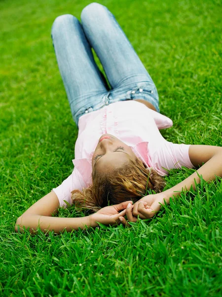 Mooie Jonge Vrouw Liggend Groen Gras Het Park — Stockfoto