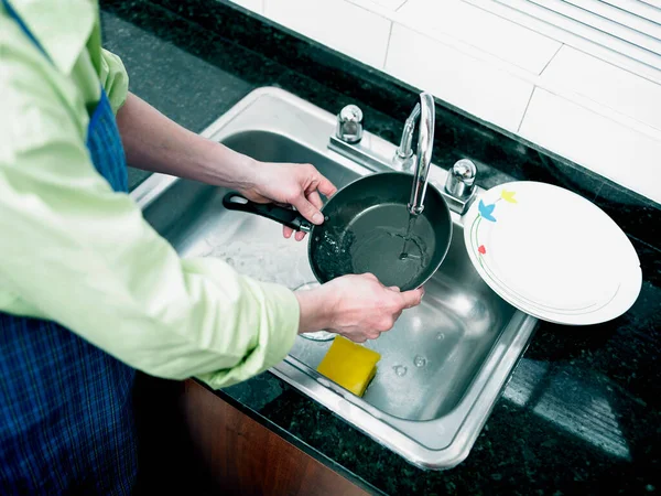 Man Wassen Gerechten Keuken Gootsteen — Stockfoto