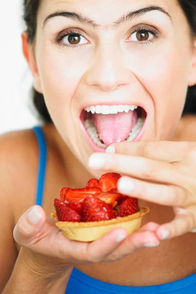 Mujer Joven Comiendo Fresa — Foto de Stock